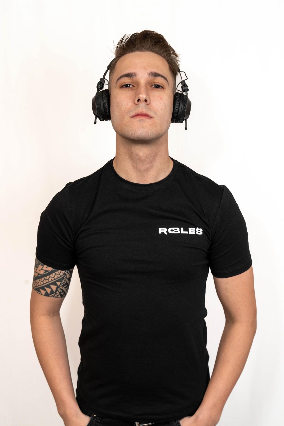 DJ Robles con camiseta negra y auriculares en sesión de estudio
