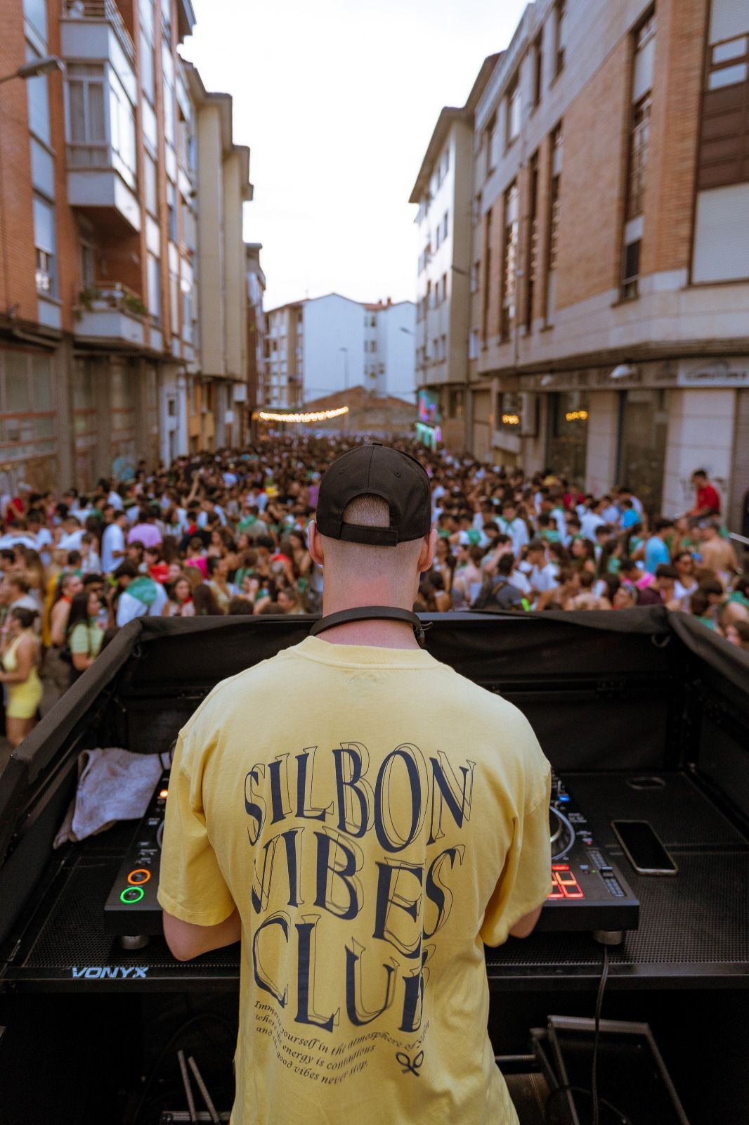 DJ Robles pinchando en fiestas patronales ante una calle llena de público