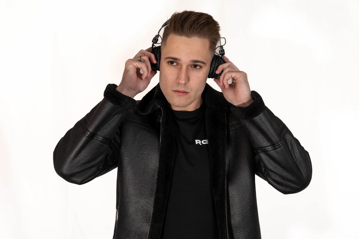 DJ Robles colocándose los auriculares en sesión de estudio