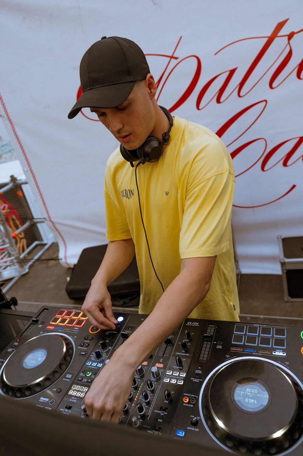 DJ Robles mezclando en una controladora Pioneer DJ en un escenario de fiestas patronales