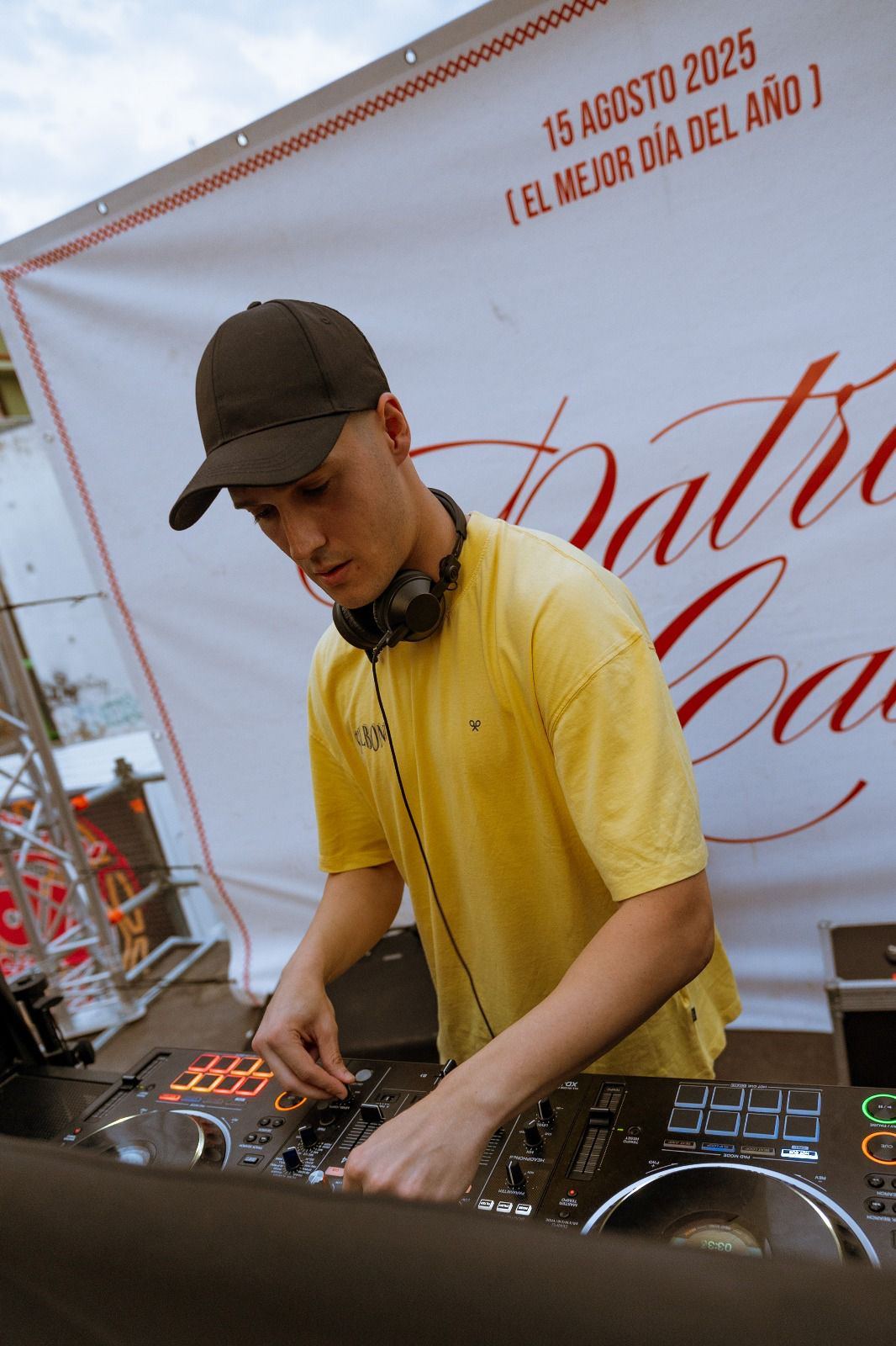 DJ Robles de perfil pinchando en el escenario de fiestas patronales